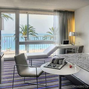Camera privilege con letto king size con vista sulla spiaggia